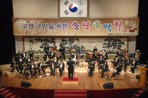 지난해 12월 고령 대가야국악당에서 열린 송년 음악회에서 대가야관악단은 감동적인 공연으로 청중들의 박수갈채를 받았다. 사진 대가야관악단 제공