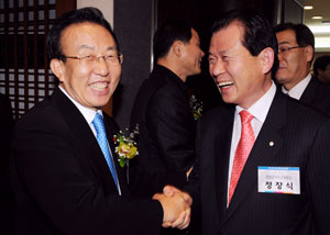 김관용 경상북도지사와 정장식 중앙공무원교육원장이 7일 서울 프레스센터에서 열린 재경 대구·경북인 신년교례회서 악수를 나누며 환하게 웃고 있다. 두사람은 오는 6·2지방선거에서 한나라당 경상북도지사 후보 공천을 신청할 예정이다. 이채근기자 mincho@msnet.co.kr