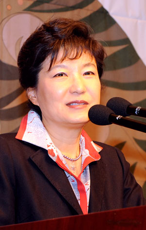 박근혜 전 한나라당 대표가 7일 재경 대구경북 신년교례회에 참석해 축사를 하고 있다. 이채근기자 mincho@msnet.co.kr