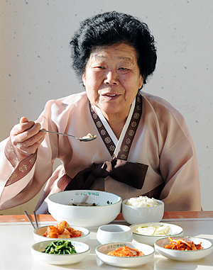 40여년 전통의 영주 순흥묵밥집을 운영해 온 정옥분(80) 할머니. 열일곱 살에 순흥으로 시집 온 태백댁 정 할머니의 묵밥 이야기는 무허가 시절 설움받던 시절부터 시작해 새해 벽두 내내 밤새도록 이어졌다.