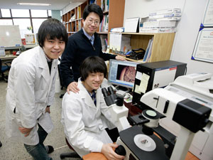 대학 3학년생으로 SCI 국제저널에 논문을 발표해 학계의 관심을 끌고 있는 장욱주씨(앉은 이)와 실험을 돕고 있는 박기훈씨(왼쪽), 조경현 교수.