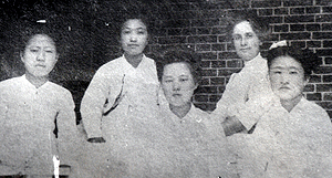 신명여고 1회 졸업 앨범. 앞줄 3명이 졸업생이고 뒷줄 두명은 선생이다. 딸에 의하면 앞줄 왼쪽 첫번째가 이희경이라고 했다.
