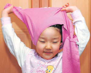 ▲정전기는 전압만 높을 뿐 전류는 아주 짧은 순간만 흘러 큰 부상을 입는 경우는 드물다. 하지만 피부질환이 있는 경우 피부에 자극을 줘 증상을 악화시킬 수 있다. 습도를 높이면 정전기 발생을 줄일 수 있다. 성일권기자 sungig@msnet.co.kr