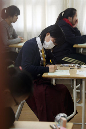 대학입시가 갈수록 다양화하면서 학생부와 수능 외에 입시의 전체 흐름과 대학·학과들의 정보를 모아 분석하고 자신에게 적용하는 일이 중요해졌다. 2010학년도 수능시험 응시 모습.