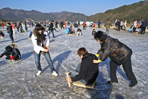 친환경농업지구 시범마을인 포항 죽장면 상옥 슬로시티가 마련한 얼음썰매장이 인기를 끌면서 농한기 수익원이 되고 있다. 포항시 제공