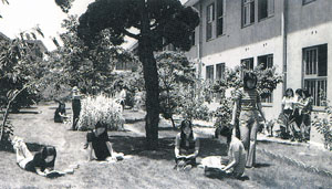 1960년대 제일모직 대구공장 기숙사. 꽃과 나무로 어우러인 이곳은 생산직 근로자를 위한 국내 최초·최고의 기숙사였다. 그래서 제일모직 사원들은 제일대학 학생들로 불리기도 했다. 호암은 공장 가동 초기부터 기숙사를 가동운영했다.
