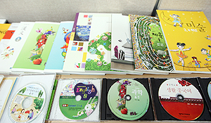 교육과학기술부가 12일 서울 세종로 정부중앙청사에서 공개한 CD로 된 전자교과서(e-교과서). 교과부는 내년부터 초·중·고교 학생들에게 전자교과서를 배부할 예정이다. 연합뉴스