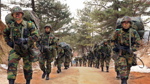 11일 오후 1시쯤 50사단 120연대 기동중대 장병들이 22㎏ 완전군장과 개인화기로 무장한 채 구미시 고아읍 훈련장으로 이동하고 있다.