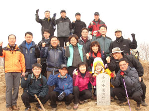 9일 대구시민들이 용지봉을 올라 새해 마음가짐을 새롭게 다지며 호랑이가 포효하듯 힘차게 파이팅을 외치고 있다.