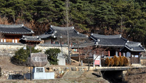 도계서원. 우리 시가문학의 거두인 노계 박인로를 모시는 곳이다. 그 앞에 시비가 보인다.