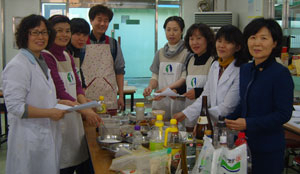 경북지역 영양교사들이 13일 포항 양학중에 모여 학교 급식 매뉴얼을 만들고 있다.