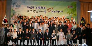 경북농민사관학교 합동 교육 참가자들이 함께 구호를 외치고 있다