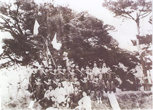 1907년 안동에 설립된 협동학교는 신교육의 요람이었지만 유림과 의병의 반대와 일제의 탄압으로 큰 어려움을 겪었다. 안동 협동학교의 제 1회 졸업식 모습.