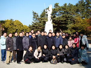 ▲구성명교회와 광주신일교회가 8, 9일 전남 거금도에서 첫 영호남 교역자 수련대회를 개최, 영호남 화합의 장을 마련했다. 사진은 소록도를 방문한 양 교회 목회자들