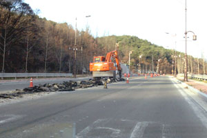 준공 4개월 여 만에 중앙분리대 공사로 파헤쳐진 안동 문화관광단지 진입도로. 엄재진기자