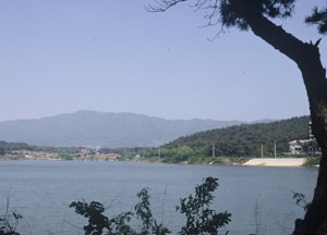 ▲신라시대 아사달과 아사녀의 애달픈 사연이 깃든 경주 영지(影池)와 아사달이 아사녀의 모습을 조각한 영지석불좌상 등을 주제로 한 영지설화공원이 조성된다. 경주시 제공