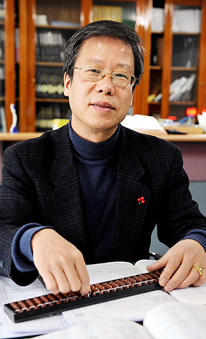 주산으로 계산 중인 박상근씨.