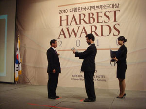 상주시농업기술센터 조현기 소장이 상주 고랭지포도 대한민국 지역브랜드 대상을 받고 있다. 상주시농업기술센터 제공