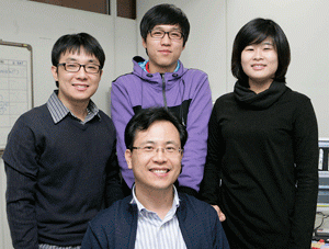 중앙에 앉은 백운국 PD, 영남대 언론정보학과 학생들. 뒷줄 왼쪽부터 권용일 나래이터, 이광희 연출, 임유정 나래이터 출처 :영남대 홈페이지
