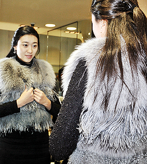 올 겨울에는 모피 코트뿐만 아니라 퍼 베스트, 퍼 앵글부츠 등의 다양한 퍼 관련 상품들이 선보여 인기몰이를 하고 있다.