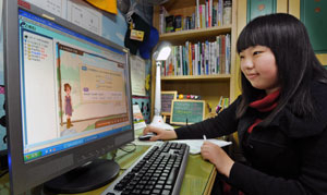 이나연양에게 인터넷 강의는 훌륭한 학습도우미다. 이양은 