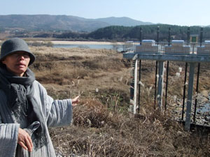 경남 양산 천성산 지킴이 지율 스님이 낙동강변에 새 보금자리를 마련했다. 스님은 전국에서 찾아온 사람들과 낙동강 순례에 나서고 있다. 이홍섭기자