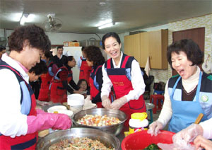 올해로 창립 11주년을 맞은 한국자유총연맹 대구여성협의회는 어려운 이웃들을 위한 봉사에 앞장서고 있다. 무료급식 봉사 모습. 대구여성협의회 제공