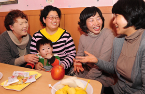 허정숙·정은영·전춘선·정윤둘씨(왼쪽부터) 등 경산에 사는 다둥이 엄마 네명이 27일 경산시보건소에서 만나 아이 키우는 얘기를 하고 있다. 성일권기자 sungig@msnet.co.kr