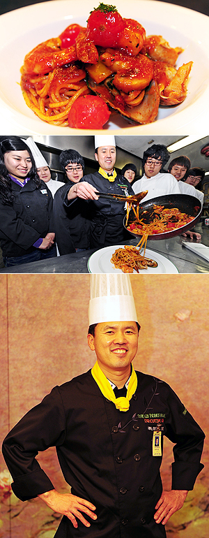 고바우식당 3대를 잇고 있는 며느리 정미숙씨가 점포 벽에 걸린 시래기를 가리키며 조리법을 설명하고 있다.
