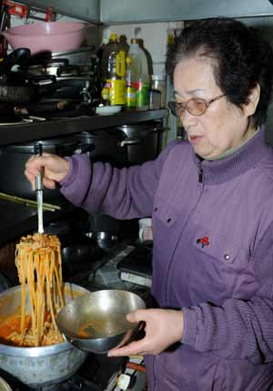 까꾸네 모리식당 주인 이옥순씨가 끓고 있는 모리국수 상태를 보고 있다.