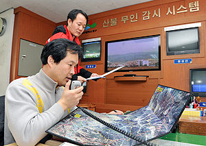 동구청 상황실은 산불 감시와 진화의 총사령부다. 무전기를 들고 감시탑과 직접 무전을 주고받았다.