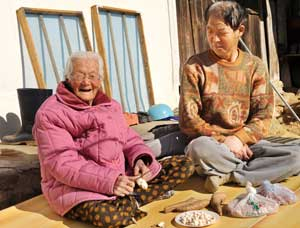 95세 신출이 할머니(왼쪽)와 아들 이덕로씨. 이채근기자