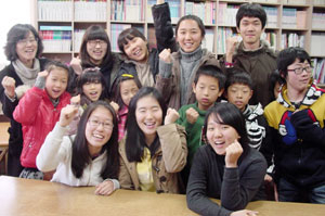 ▲상주시 냉림동 다솜지역아동센터에서 자원봉사를 하며 아이들의 멘토가 되고 있는 상주여고 2학년 6명과 대학생 선생님.