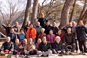경상북도 4대 최장수마을로 선정된 봉화군 물야면 개단2리 마을 어르신들이 마을 앞 소나무 아래에 모여 환한 웃음을 짓고 있다. 이채근기자 mincho@msnet.co.kr