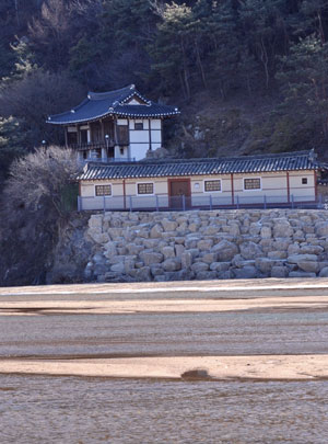 백송리 인근의 국가지정명승 제19호 선몽대. 이채근기자
