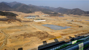 이달 말부터 민영 아파트에 대한 분양가 상한제 택지비 가산비 인정 범위가 종전보다 확대됨에 따라 아파트 분양가가 다소 오를 것으로 예상된다, 하지만 대구 등 아파트시장이 침체된 지역에서는 분양가 인상이 어려울 것으로 전망된다. 대구 동구 신서혁신도시 택지조성 현장. 이채근기자 mincho@msnet.co.kr