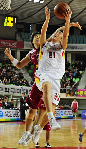 7일 대구체육관에서 열린 프로농구 경기에서 대구 오리온스의 김강선이 창원 LG 강대협의 수비를 피해 레이업슛을 던지고 있다. 성일권기자 sungig@msnet.co.kr