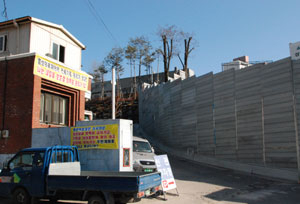 안동 성소병원 신관 신축 공사장 주변 주민들은 안동시와 병원측에 공사 피해를 호소해왔으나 지금까지 뚜렷한 대책이 나오지 않고 있다고 주장했다.