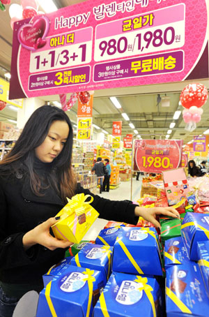지역 유통업계는 밸런타인데이를 앞두고 관련 상품들을 선보이면서 판촉경쟁을 펼치고 있다.