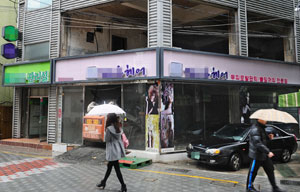 대구 중구 덕산로의 한 건물 간판이 정비 이후 한 달도 안돼 업종이 바뀌면서 새 간판이 쓸모없게 됐다. 대구 도심에 간판정비 개선사업이 진행중이지만 일부 업소는 간판을 바꾼 뒤 폐업하는 경우도 있다. 성일권기자 sungig@msnet.co.kr