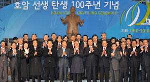 #삼성그룹 창업주 호암 이병철 회장 탄생 100주년 기념 동상 제막식이 11일 오후 대구오페라하우스 앞 광장에서 열렸다. 김범일 대구시장과 김관용 경북지사, 이수빈 삼성생명 회장, 황백 제일모직 사장 등 참석내빈들이 호암 동상 제막식 후 박수를 치고 있다. 정운철기자 woon@msnet.co.kr