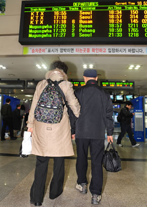 서울 아들집에 설 쇠러 가기 위해 짐을 꾸리는 청도 전진현씨.