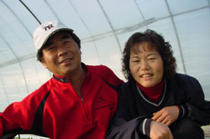 상주시 낙동면에서 비닐하우스 농사를 짓는 유영일, 현남순씨 부부는 넉넉하지 않은 형편에서 어려운 이웃을 돕는 데 앞장서고 있다. 설을 앞두고 홀몸 노인을 찾아 떡을 선물하는 모습.
