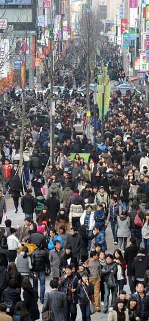 15일 오후 대구 동성로에 설 명절 마지막 연휴를 즐기려는 나들이 인파가 몰려 인산인해를 이루고 있다. 김태형기자 thkim21@msnet.co.kr