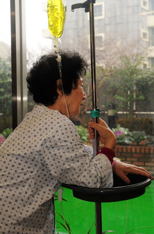 10년 만에 재발한 자궁경부암으로 투병 중인 이영순(가명·67·구미 비산동)씨는 방 한칸 없이 식당과 찜질방을 전전하며 살아왔다. 날품팔이를 해 번 돈으로 치매 요양병원에 입원 중인 남편의 뒤치다꺼리를 하면서도 혹여 힘들게 살아가는 자식들에게 짐이 되지 않을까 걱정했다. 성일권기자 sungig@msnet.co.kr