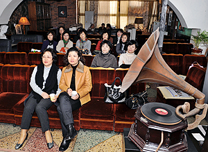 녹향에서 음악을 감상하는 사람들의 모습은 여전히 1960년대인 듯하다. 오래된 레코드 플레이어와 스피커가 이채롭다.