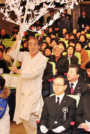 2·18대구지하철참사 7주기 추모식이 18일 오전 9시 30분 대구시민회관에서 유족 등 300여명이 참석한 가운데 거행됐다.
