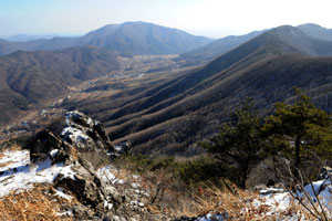 와항마을 등 경주 산내면 대현리 여러 자연마을들이 자리한 범곡천 계곡. 문복산서 바라본 모습이다. 그곳 땅 모양이 둥그스름하다고 해서 