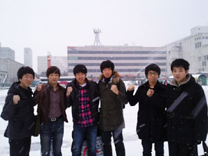 19일 졸업을 앞두고 하이닉스반도체에 입사한 영진전문대학 졸업생들이 파이팅을 외치고 있다.
