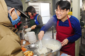 단순해 보이는 밥 푸는 일도 녹록치 않았다. 얼굴에 미소를 잃지 않는 가운데 손은 끊김없이 퍼서 으깨고 고르는 등 신경을 써야 했다.